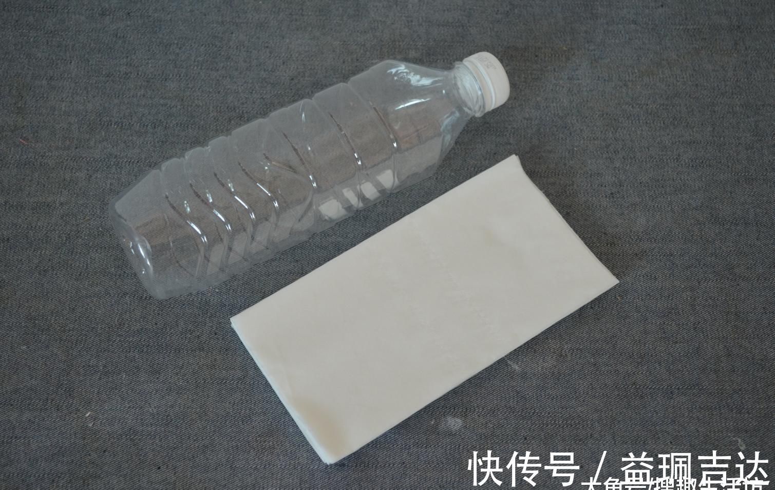 塑料瓶上粘张纸巾, 没想到还有这妙用, 解决了家家户户都困扰的难题
