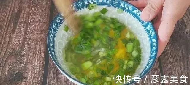 早餐饼的新吃法，不揉面不擀面，筷子一搅，比包子油条好吃，真香