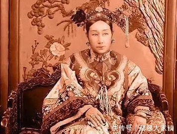 翡翠|翡翠故事:为什么一对翡翠如意带勾能拍出几千万的高价!