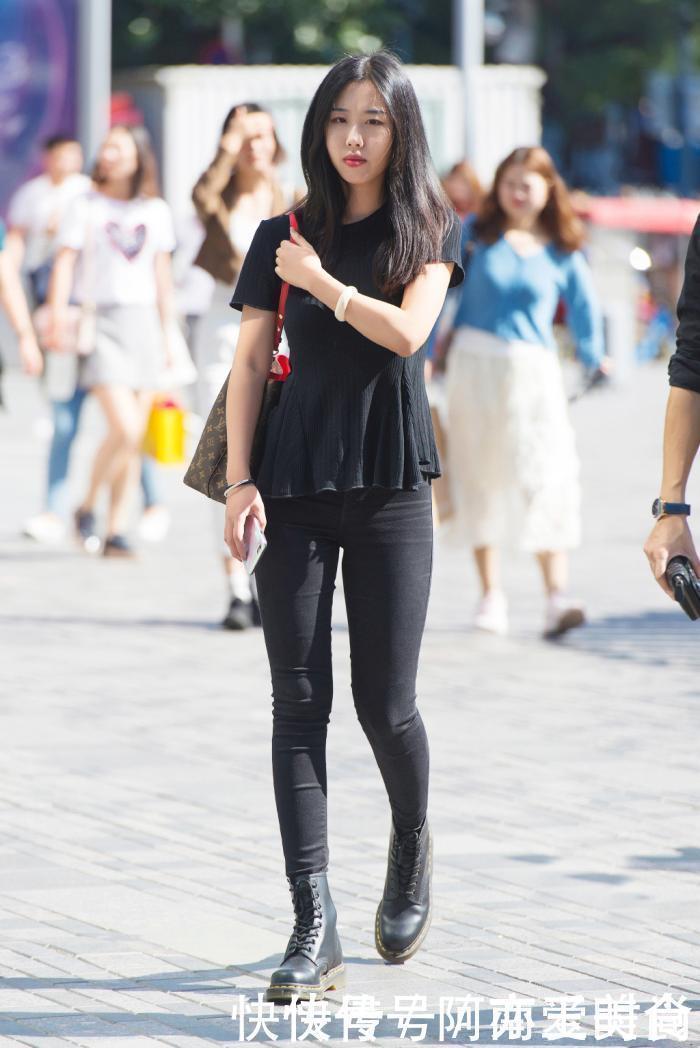 时尚街拍：小姐姐一身黑，包的这么严实不知道热不热？