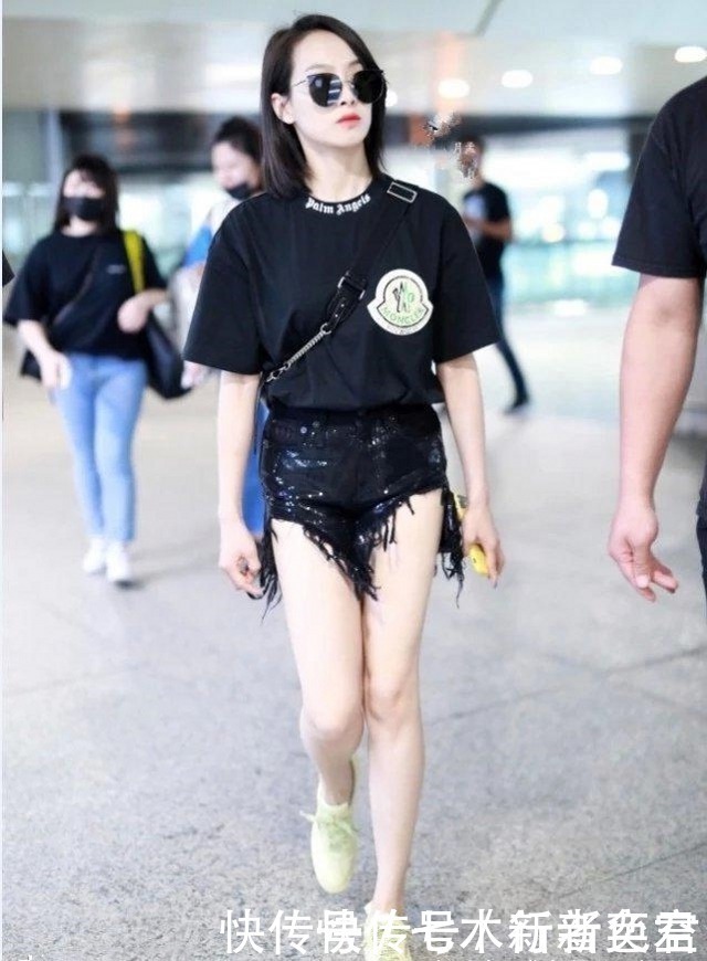 路人街拍,小姐姐清新感爆棚,看起来很有潮范