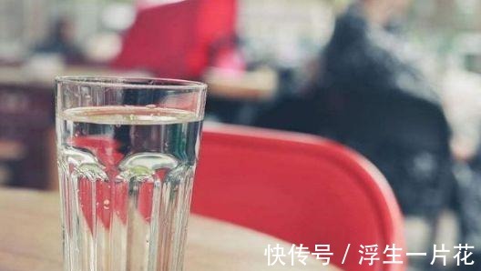 店员|为什么去理发的时候, 总会有店员拿一杯水过来 说出来你可能不信！