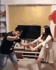 |搞笑GIF:虽然不知道小姐姐在讲什么,但你的笑容很甜啊