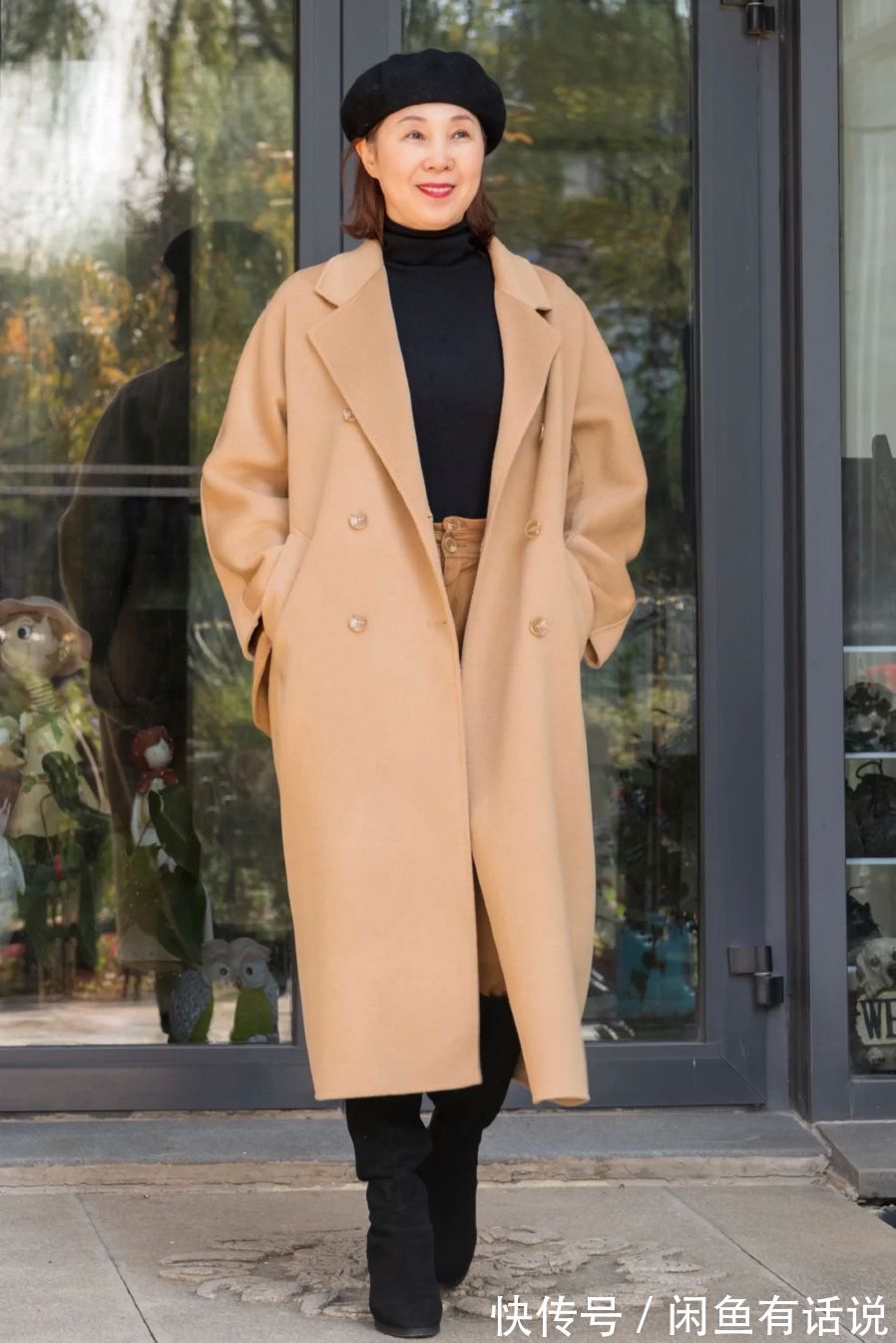 牛仔蓝|上了年纪怎么穿“驼色大衣”?学65岁博主这么搭,优雅减龄又高级