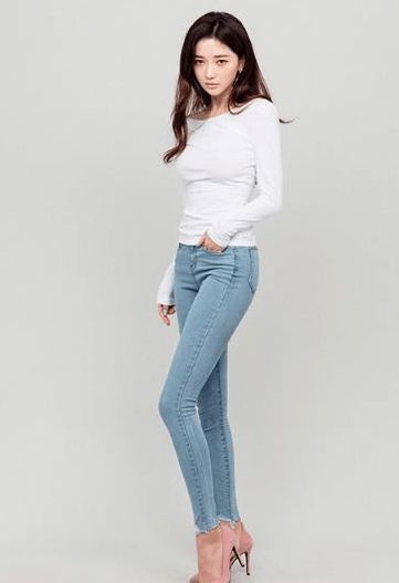 紧身牛仔裤|小姐姐身穿紧身牛仔裤,美女高贵优雅,女神风范十足!