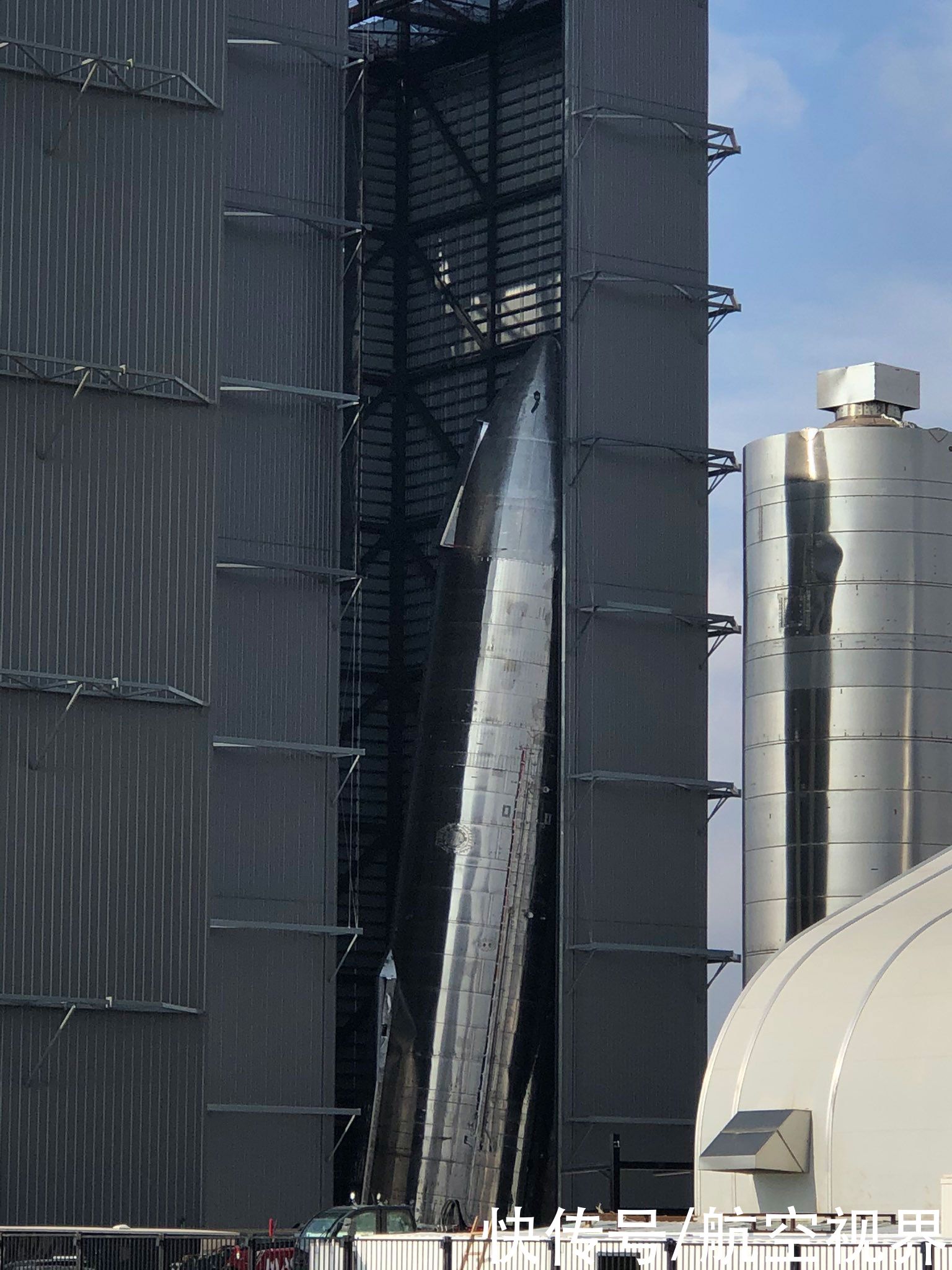 宇宙飞船 美国星际飞船轰然坠地，又有原型在厂房内倾倒，太空叉雪上又加霜