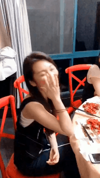 |搞笑GIF:带着一群狗晚上走夜路,看谁敢欺负我