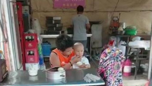 妈妈|哥哥带着妹妹去吃早餐,妈妈偷偷跟着,看到哥哥的做法忍不住落泪