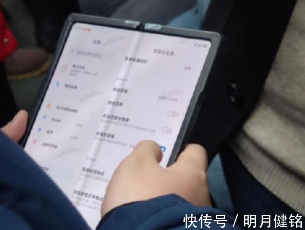 手机|小米折叠屏手机曝光，搭载MIUI12系统，工程机折痕明显