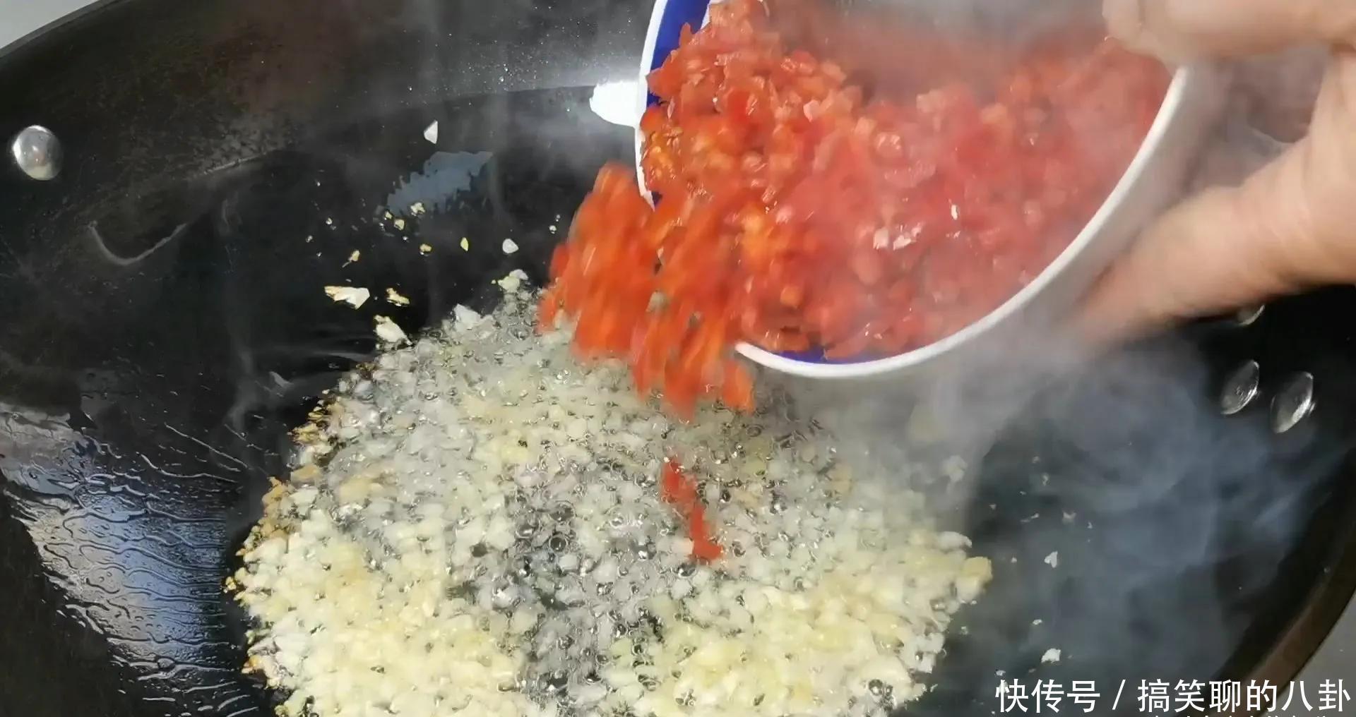 做剁椒鱼头,直接上锅蒸就错了,先做一腌一炒,鱼头鲜香还入味