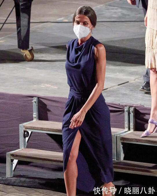 穿搭|49岁莱蒂齐亚真老了,罕见穿缎面裙肌肉松散,头发花白凌乱老太快