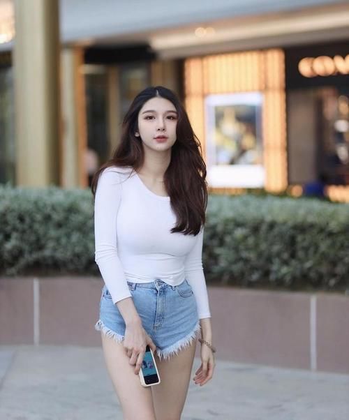 潮范|潮范十足的小姐姐，精致的脸庞太性感，轻松穿出迷人女人味