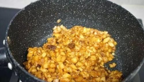 用苹果当馅做的美食，我和孩子尝一口后抢着吃，天天吃也不够