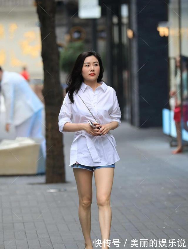 腰带 白色长款休闲衬衫，搭配独特腰带装饰，大气又时尚！