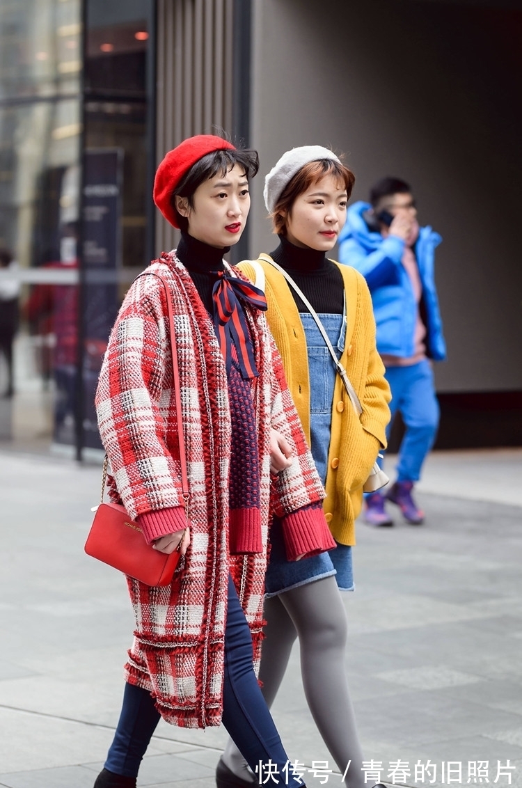 深色系|街拍:时髦都市美女灵活玩转穿搭,学习一下,下次自信满满去逛街