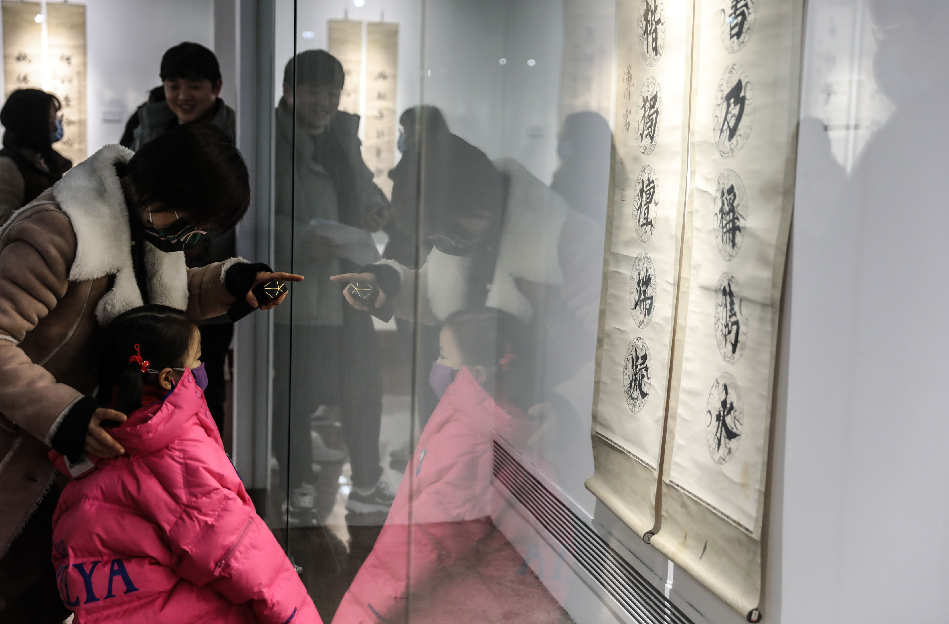 高校@视频|上海市高校“渊雷杯”师生楹联书法作品展举行:把吉祥带回家,将传统留下