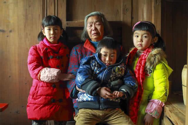 老人|父母出门旅游,让乡下婆婆帮忙带娃,回来后闺女让妈妈“崩溃”