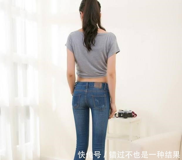 知性优雅的牛仔裤美女，年轻又漂亮，展现浪漫情怀！