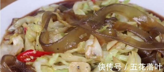 包菜好吃有诀窍，万不可直接下锅炒，多加这一步，营养开胃又下饭！