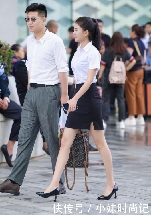 街拍美女秘书和上司一起下班,他们在讨论什么呢