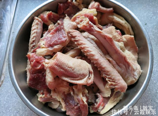 大鹅炖不烂,腥味还重学学东北人的做法,鹅肉软烂入味还不腥!