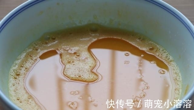 蛋卷不要买了,不要蛋卷机,只要平底锅就能做,又香又脆超美味