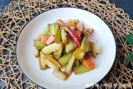 腌芹菜用上此方子，酸辣脆爽又入味，腌一晚上就能吃，特实用