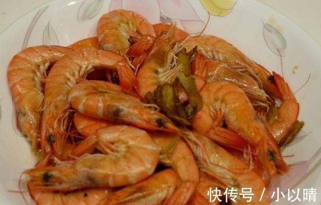 酒店|大虾以后别再吃水煮了，酒店大厨教你做法，5斤不够吃，1盘接1盘