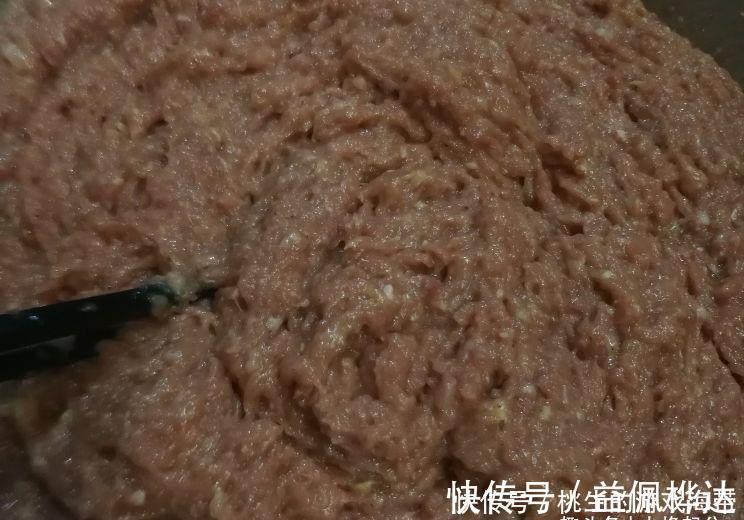 馄饨|小馄饨肉馅要加生粉吗?看馄饨店主如何调馅,鲜嫩抱团有诀窍