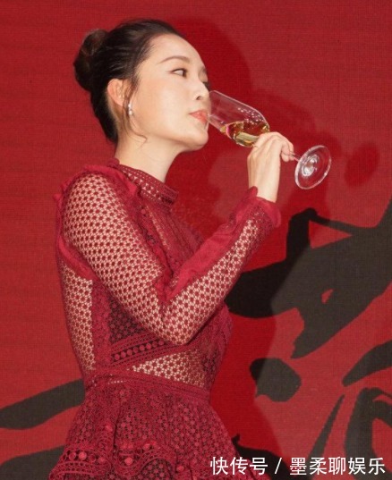 女人味|李沁身材和气质真绝了!穿大红色透视连衣裙亮相,漫画腿真吸睛