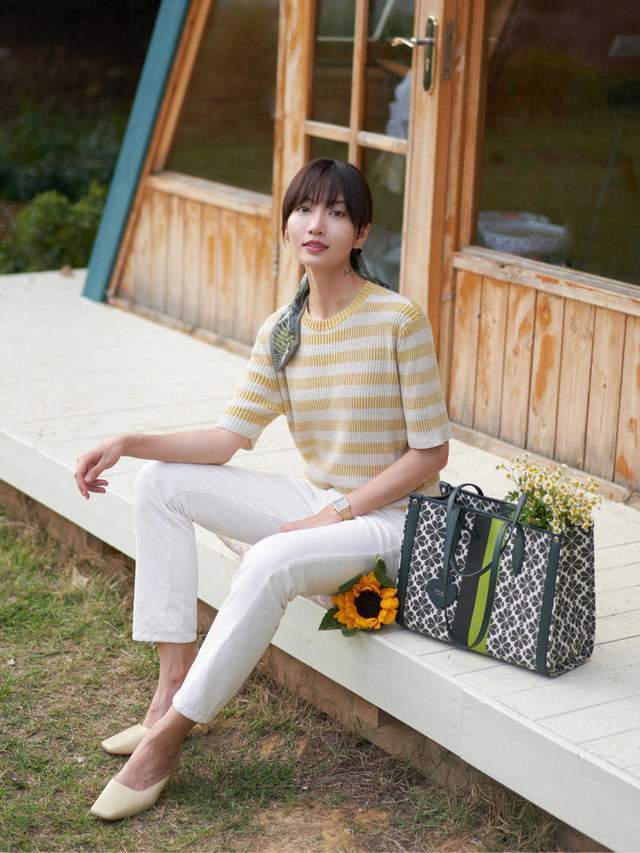 时尚博主|初秋的白裤子依然很“火”,搭配浅蓝色泡泡袖上衣,高级又洋气