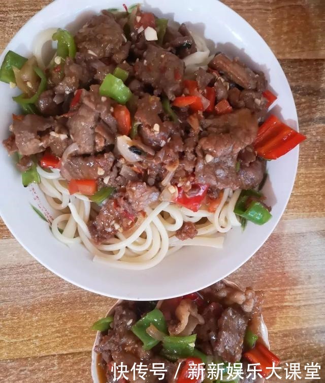 伊犁的烤包子、过油肉拌面和凉粉!