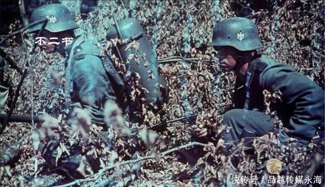 烧毁|二战老照片:一路入侵疯狂的德军、家园被烧毁的苏联平民满面悲伤