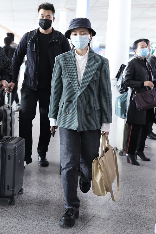 周笔畅真挺皮的, 戴着花帽子出门, 感觉很有儿童感, 真挺嫩的