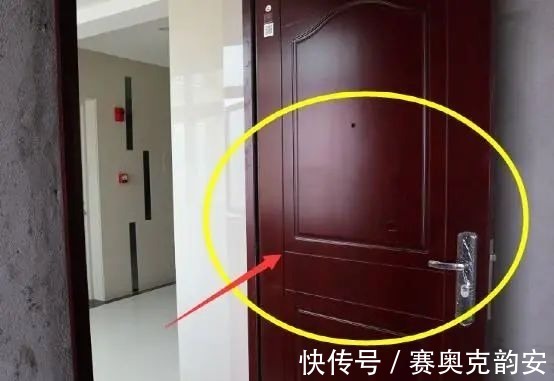 入户门|开发商装的入户门该不该换，看看建材老板怎么说？
