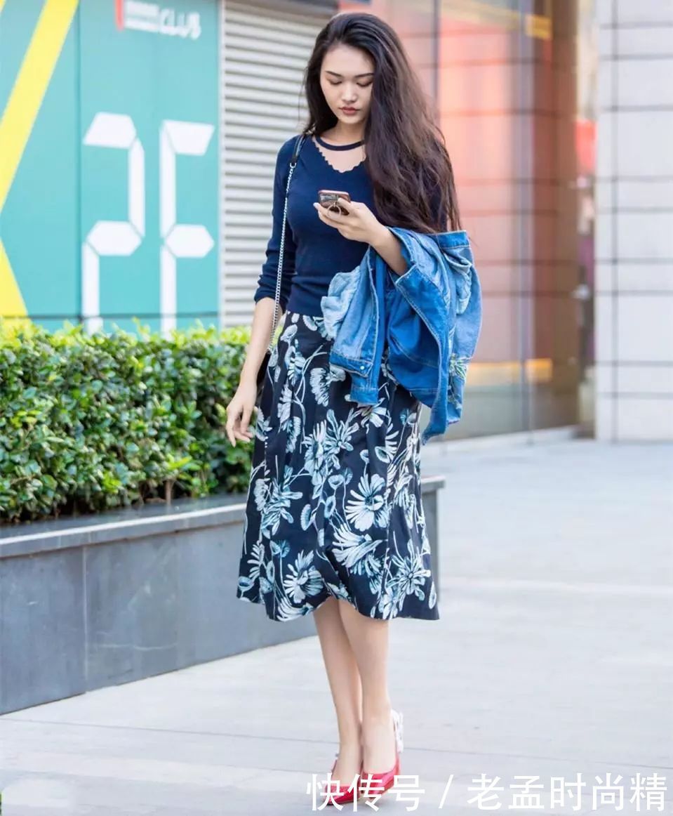 印花|街拍:秋日优雅风穿搭,牛仔外套+印花半身裙搭配,简单好搭又很应季