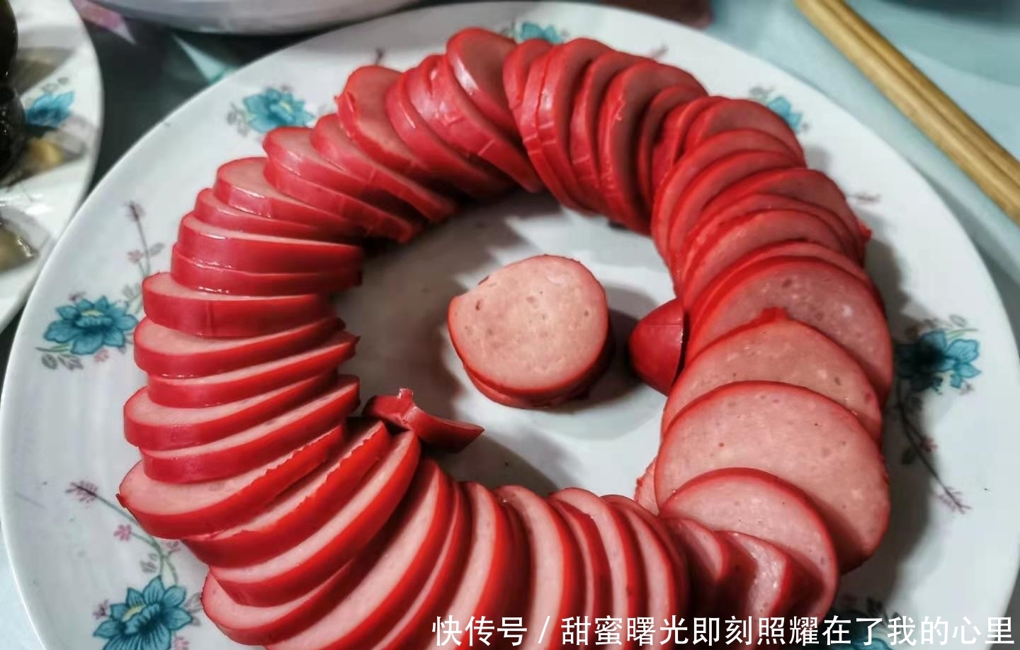 老家的年夜饭,14道家常菜摆满了八仙桌,8道热菜中只有2道是蔬菜