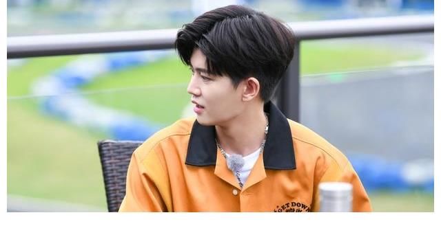 导演组也太会了！白鹿《嗨放派》送石榴，一下子把人拉回周生如故