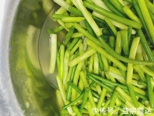 酸辣|多年的腌蒜苔配方，记住“6味3细节”，酸辣脆爽，2小时就能吃