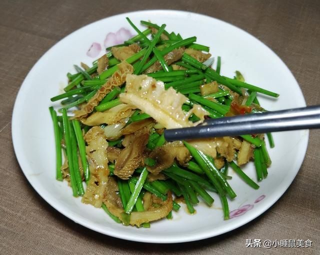 好吃|教你超简单爆炒牛肚丝的家常做法，多做这一步，香辣好吃又下饭