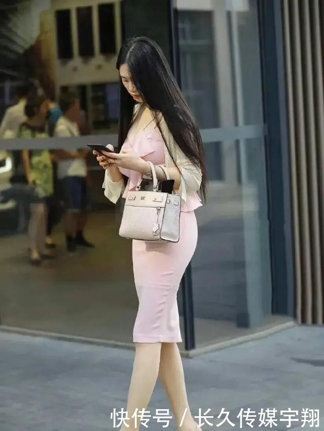 有一种冬日清凉源自裙装，不同的款式，让你秀出不一样的时尚美