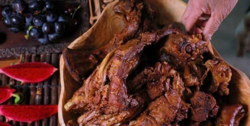 雪地|李子柒雪地穿红衣仙气十足,炖酱大骨太惊艳,“天然冰箱”成亮点:太羡慕了