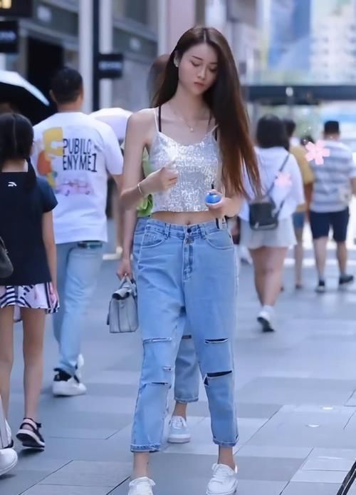 衣服|双胞胎姐妹花穿同款牛仔裤,她却因“小心机”换了件衣服,赢了