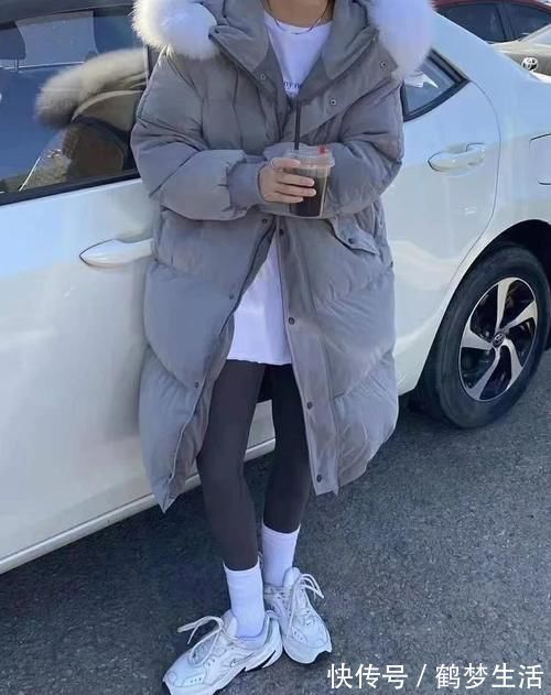 打底衫 最近流行起一种新穿搭，叫“长款羽绒服＋鲨鱼裤”，保暖又显瘦