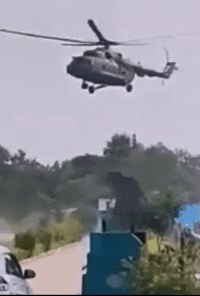 |搞笑GIF：姑娘，爬不上去的话，可以在下面送你上去哟