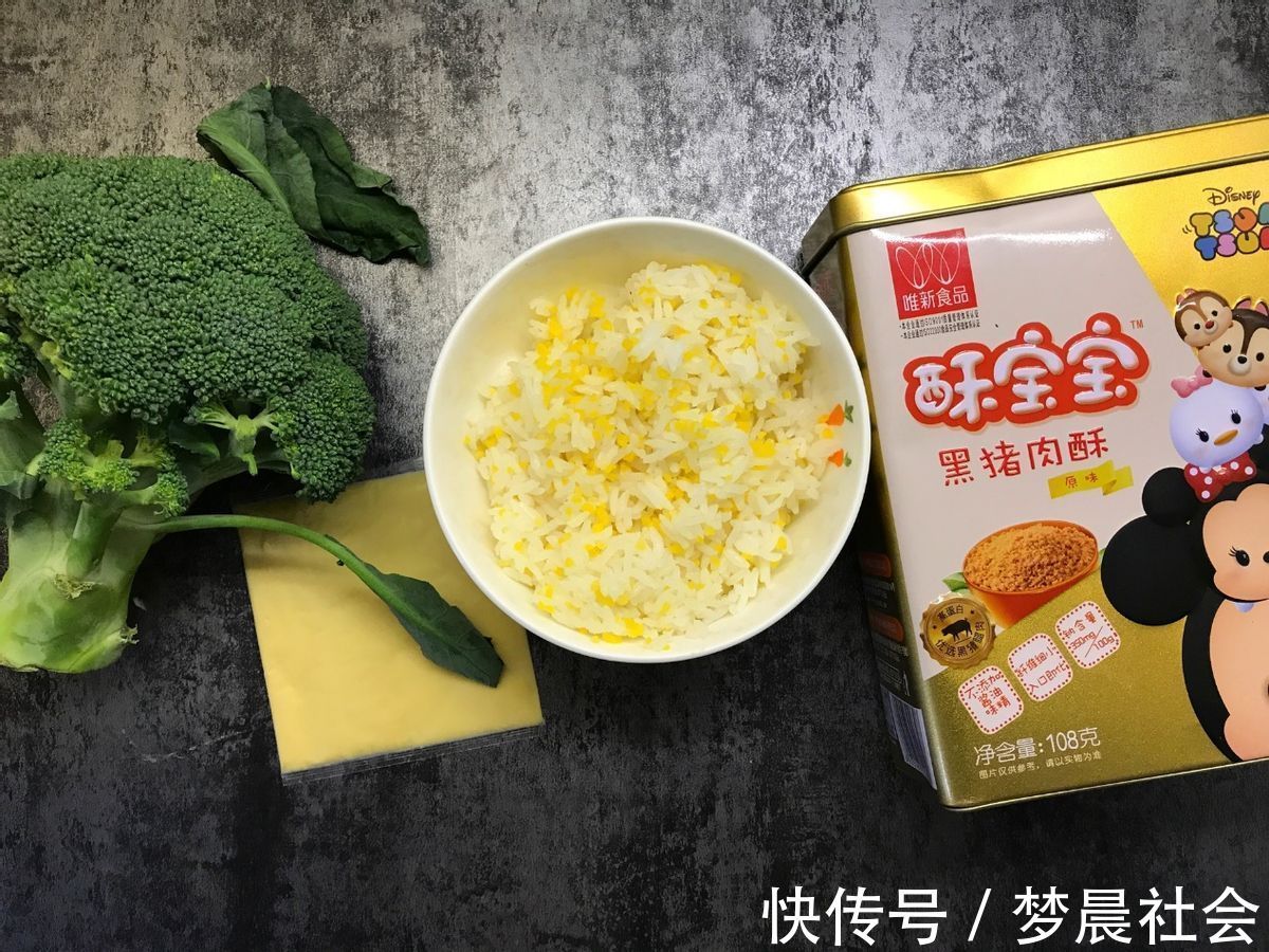 自制|自制肉松饭团,搭配西兰花,好吃又营养