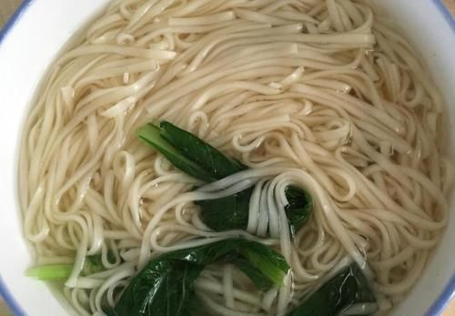 煮面条开水下锅就错了，这才是正确做法，爽滑劲道，没有硬芯