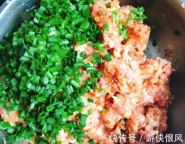 调白菜馅,不要用盐杀水或者焯水,巧用一招,饺子好吃还营养高