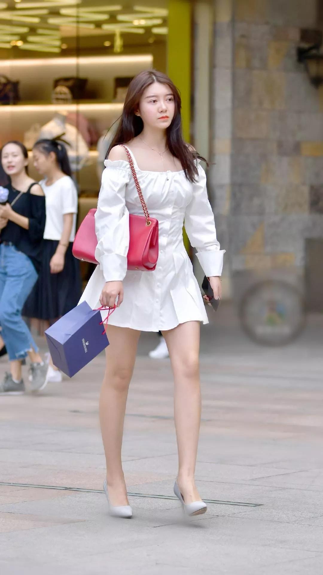 阳光打在小姐姐的脸上,看上去带着青春的味道,显得特别的清爽