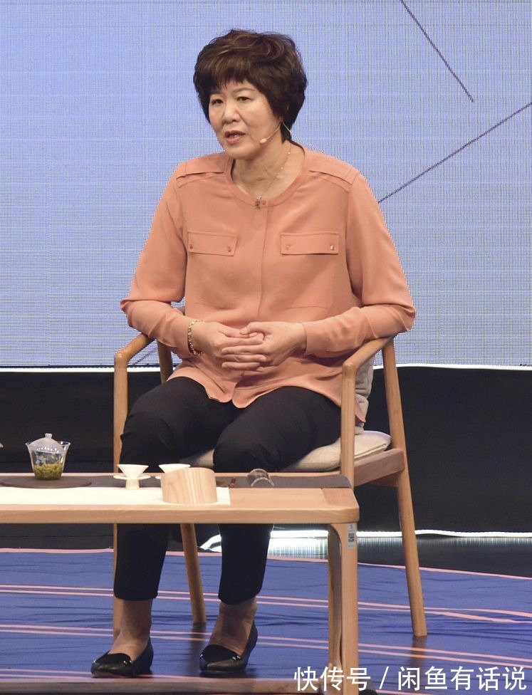 时髦|郎平认真打扮好惊艳!穿红色礼服裙优雅大气,配“大妈卷”也时髦